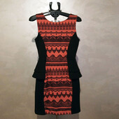 Чорна сукня-сарафан з кораловою вставкою, що додає стрункості
