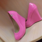 Новые лаковые туфли розового цвета, на танкетке, 36-23см