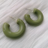 Трендовые минималистичные серьги-гвоздик\ платисковые сережки зеленые колечки