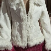 Белая красивая куртка-шубка сезон весна--осень.. РазмерS-М.