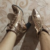 Супер Модные ботинки в золотом цвете. Состояние новых.Размер 41, стелька 26.