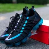 Мужские черные кроссовки с голубой подошвой в стиле Nike Air Vapormax.