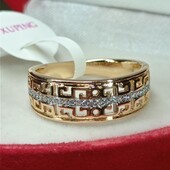 Очаровательное кольцо с греческим узором и дорожкой цирконов.Позолота 585 пробы 18К.Размер 16,5.