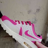Женские демисезонные кроссовки "Nike , нюанс могут быть незначительные жёлтые пятна пр-во Индонезия