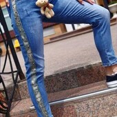 Женские джинсы с поясом декорированы вставками камуфляж + брелок мишка в подарок.