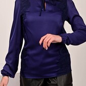 Женская блуза украшена кружевом ресничкой в глубоком темно-синем цвете