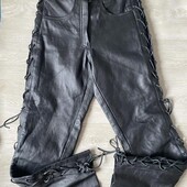 Черные кожаные брюки со шнуровой