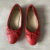 Красные кожаные туфли балетки