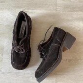 коричневые кожаные туфли на шнурках