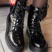 Женские лаковые ботинки берцы утеплены на молнии и шнуровке