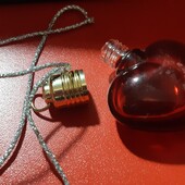 Красивая бутылочка-подвеска в форме сердца для духов