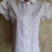 Белая блузочка с коротким рукавом.