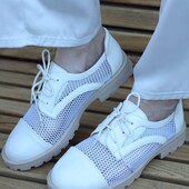 Женские туфли люферы Loretta с перфорацией на шнуровке белые.