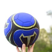 Яскравий футбольний м'яч