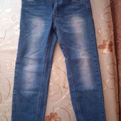 Гарненькі джинси,є мікро  нюанс на 10/11років,розмір 140-146