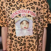 Женская коттоновая футболка оверсайз с леопардовым принтом.