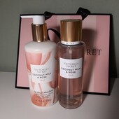 Набір coconut milk & rose від victoria's secret.