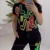 Яскравий костюм