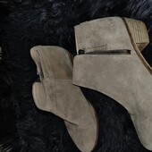 Schuh 40p замшеві бежеві чоботи