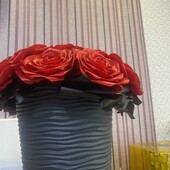 Атласні червоні троянди в горшику