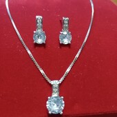 Шикарные серебряные серьги с крупным цирконием.Проба 925.