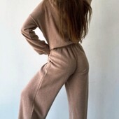Спортивный легкий женский костюм