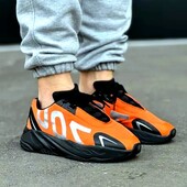 Чоловічі кросівки хайтопи в стилі Adidas Yeezy чорні з помаранчевим.
