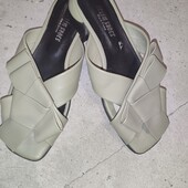 Фирменные кожаные шлепанцы 38-39.