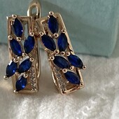 Красивые и нежные серьги с синими и белыми цирконами!!Смотрятся нежно и красиво,размер 2 см/0.7 см