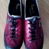 Фірмові кросівки в стані нових на р.40-41