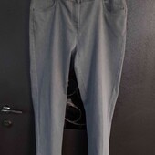 Джинсы женские серого цвета.