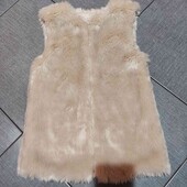 Чудова хутряна жилеточка для дівчинки