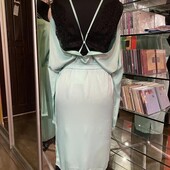 Красива вечірня шовкова сукня з мереживом