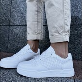 Легенькі білі шкіряні кросівки.