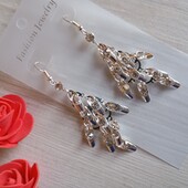 Сріблісті довгі сережки зі стразами