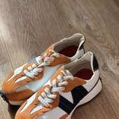 Кросівки жіночі