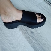 Шлепанцы на платформе zara стелька 26 . Высота 6 см.