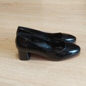 Женские туфли на небольшом каблучке р.41. Новые!