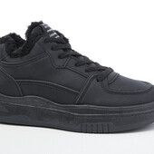 Теплі, зручні кросівки.