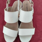 Лот 63.Босоніжки в дуже гарному стані, євро розмір 8.
