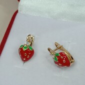 Бесподобные детские серьги клубнички с эмалью и фианитом. Позолота 585 пробы 18К.