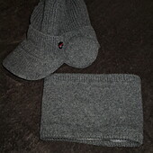 Оригинальный теплый комплект: шапка с козырьком и ушками и шарф-снуд