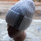 Белая шапка с декором