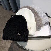 Елегантна жіноча шапка з логотипом — мінімалізм і тепло