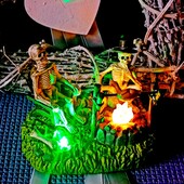 Украшения на Хэллоуин: скелеты у костра LED