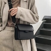 Стильна чорна сумка, з ругулюємим ремінцем