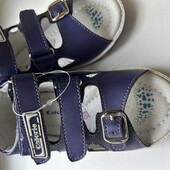 Шкіряні босоніжки для дівчинки нові