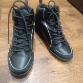 Дуже класні та зручні снікерси