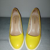 Жіночі туфлі-човники attizzare жовтого лакованого кольору