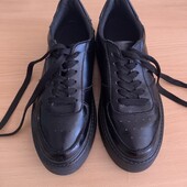 Шикарні кросівки 26см